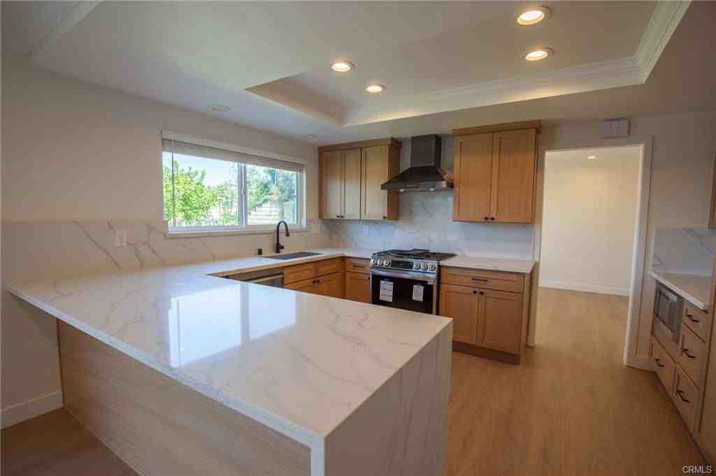 2933 Oakwood Ln - Photo 2 of 3