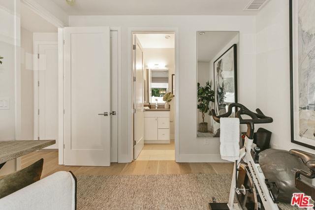 3220 S Barrington Ave - Photo 3 of 8