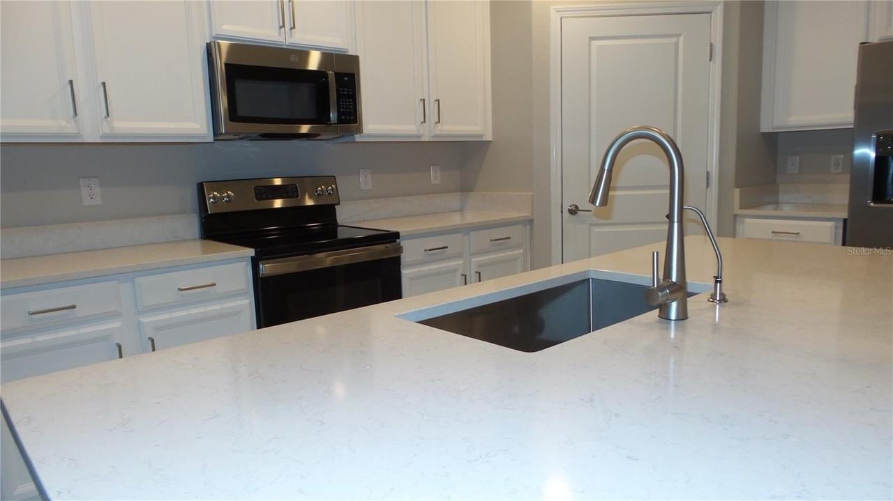 16715 Shell Bay Dr - Photo 4 of 19