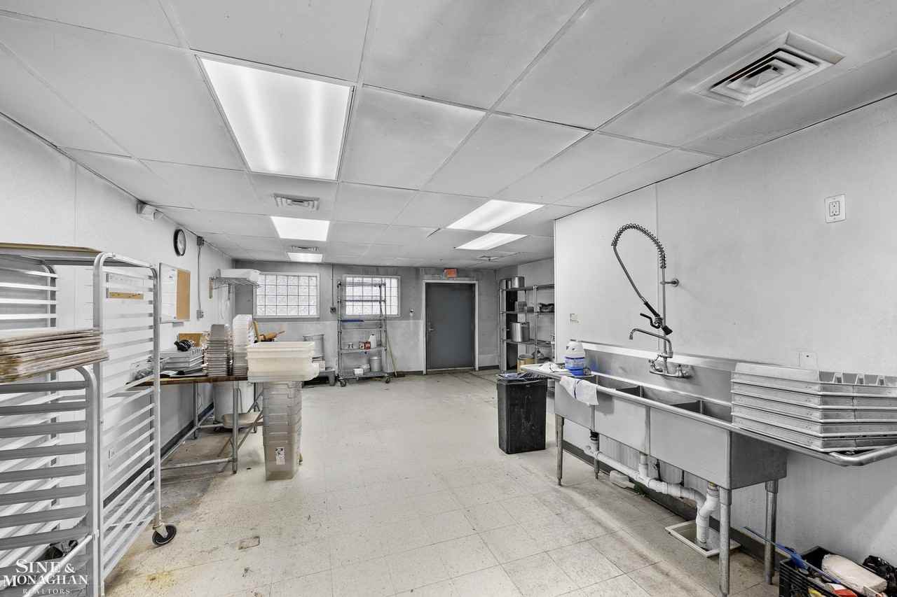 19487 Mack Ave - Photo 5 of 20