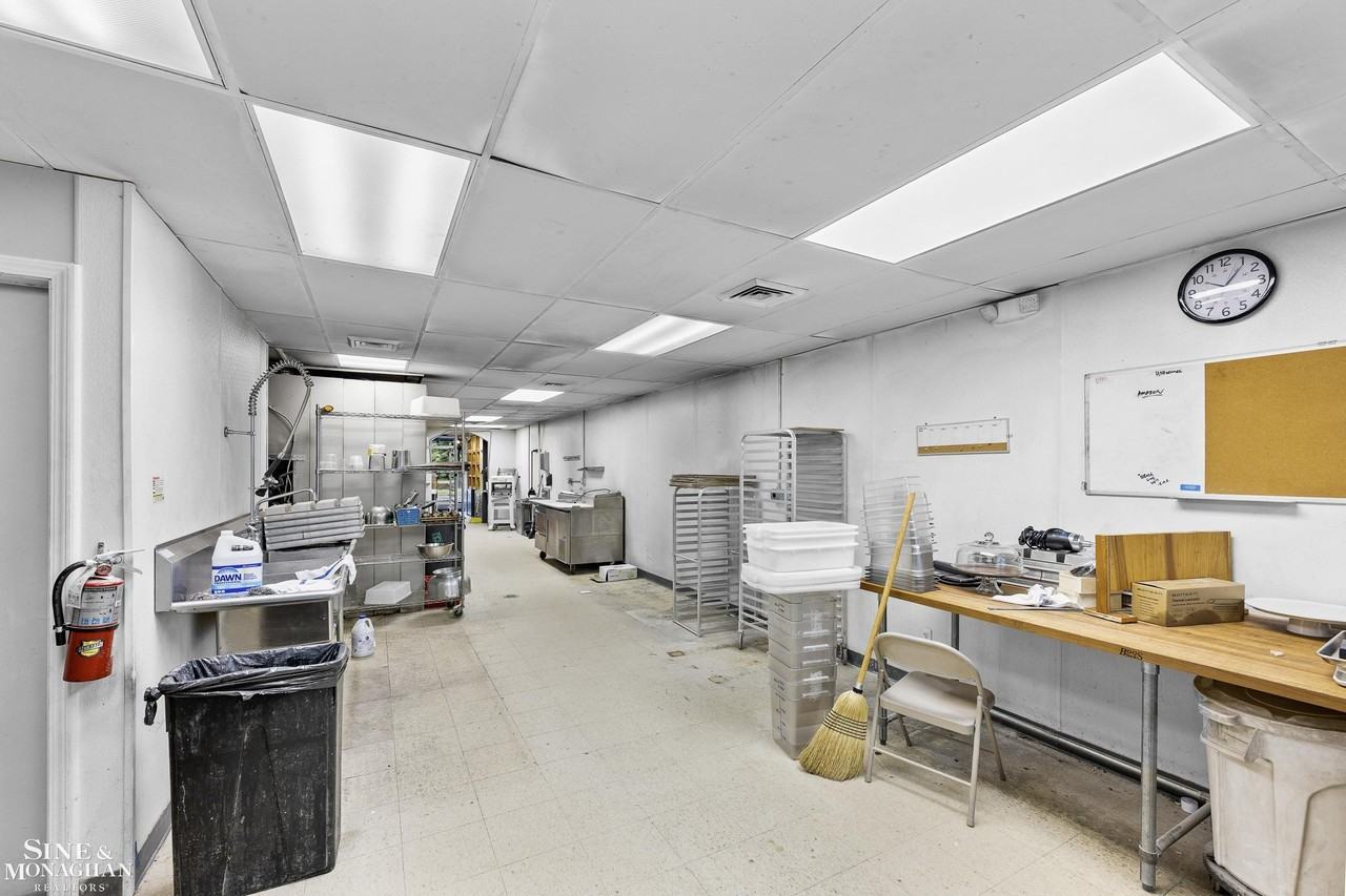 19487 Mack Ave - Photo 6 of 20