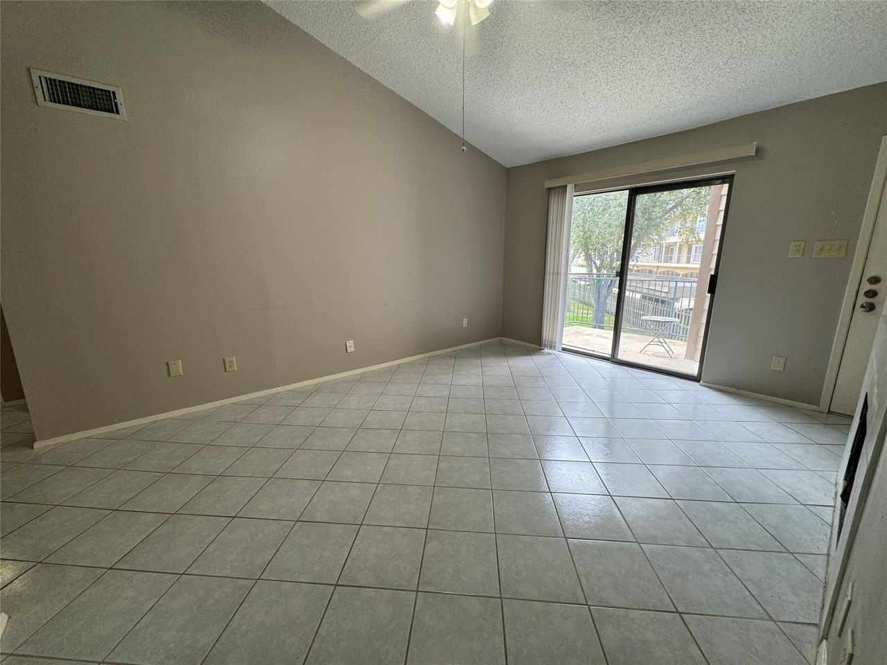 7128 N Holiday Dr - Photo 5 of 16