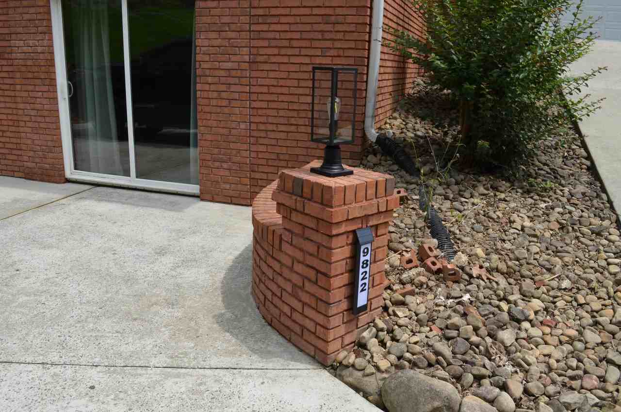 9822 Hamby Rd - Photo 3 of 37