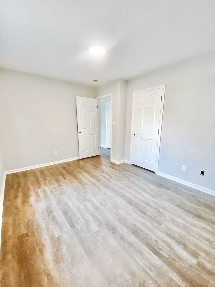 1065 Farm Pond Ln - Photo 4 of 18