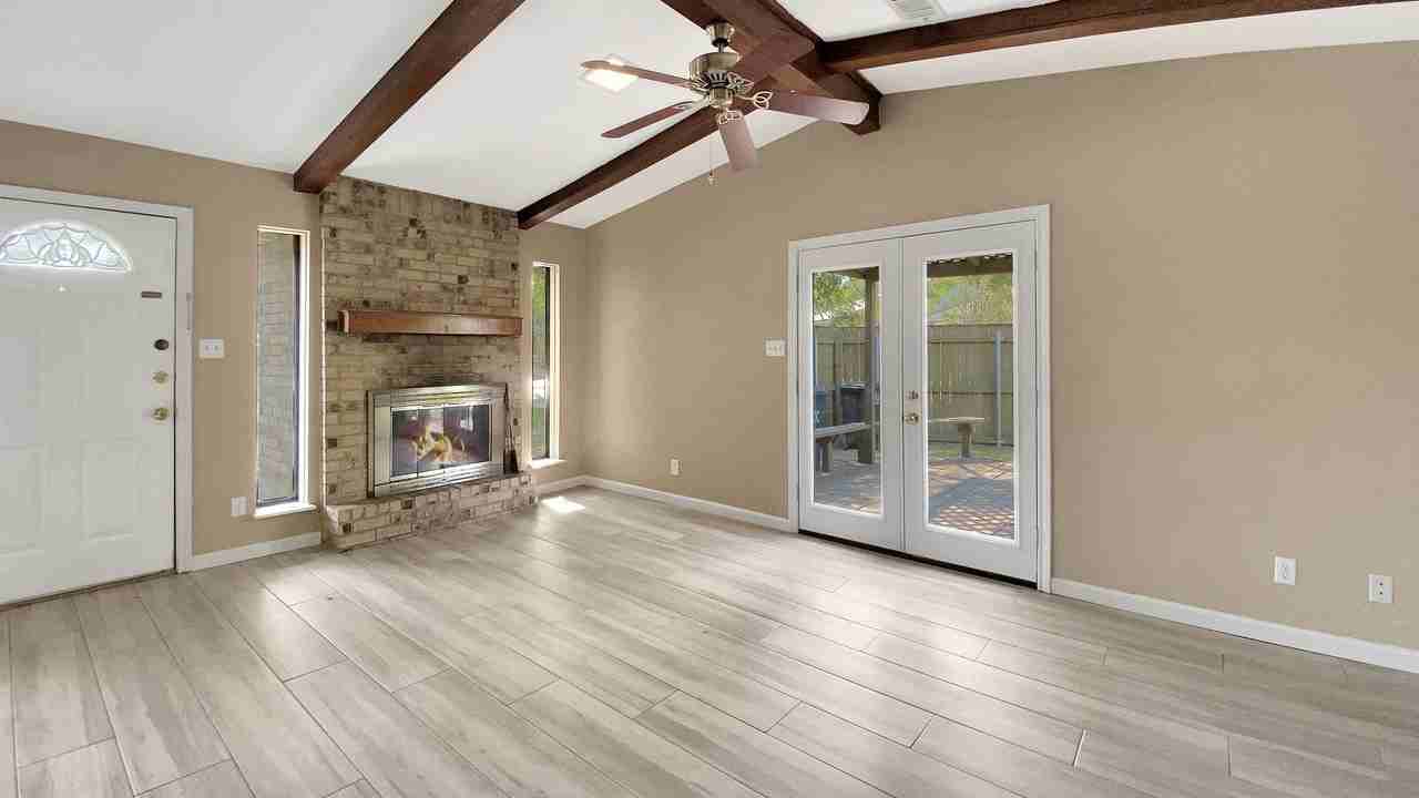 San Saba Court 605 - old - Photo 2 of 9
