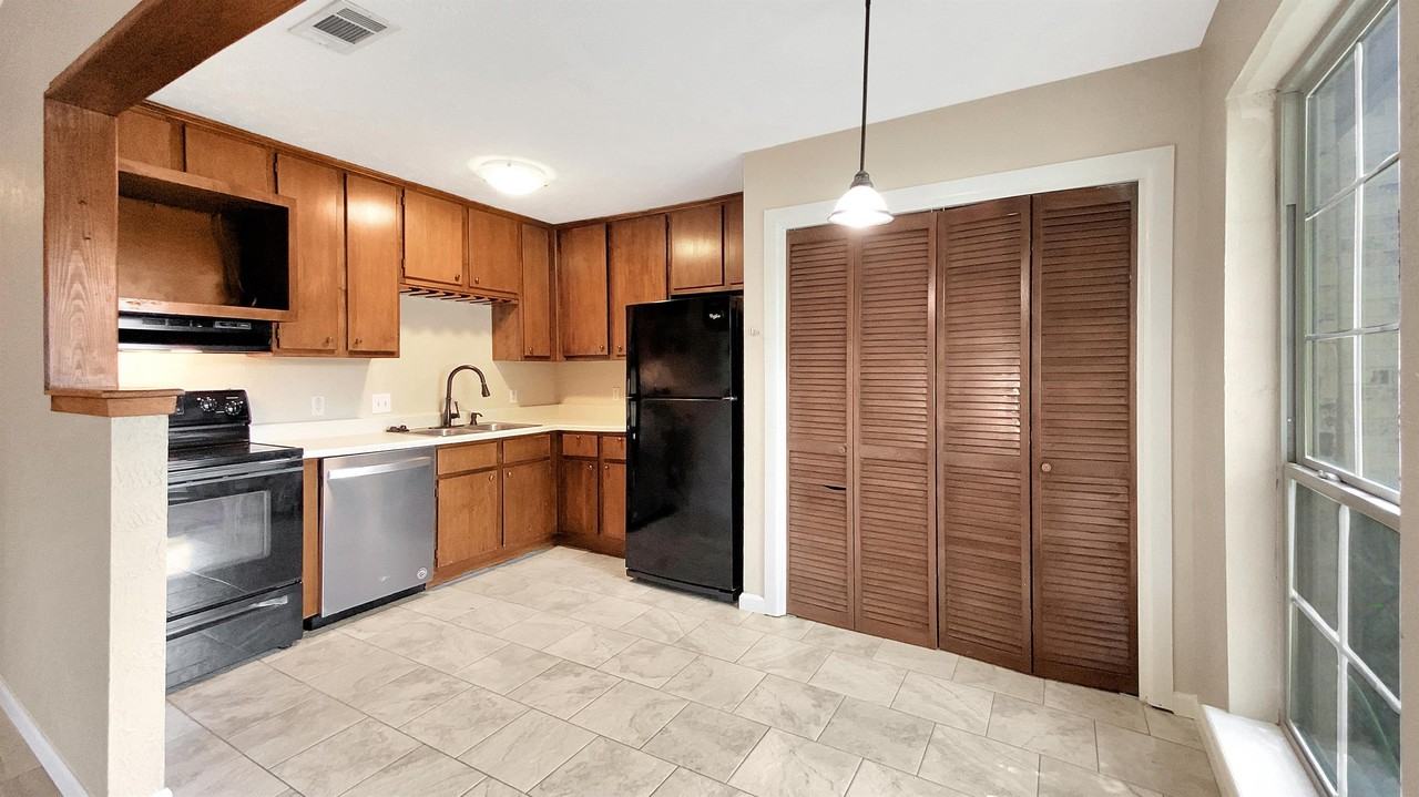 San Saba Court 605 - old - Photo 3 of 9