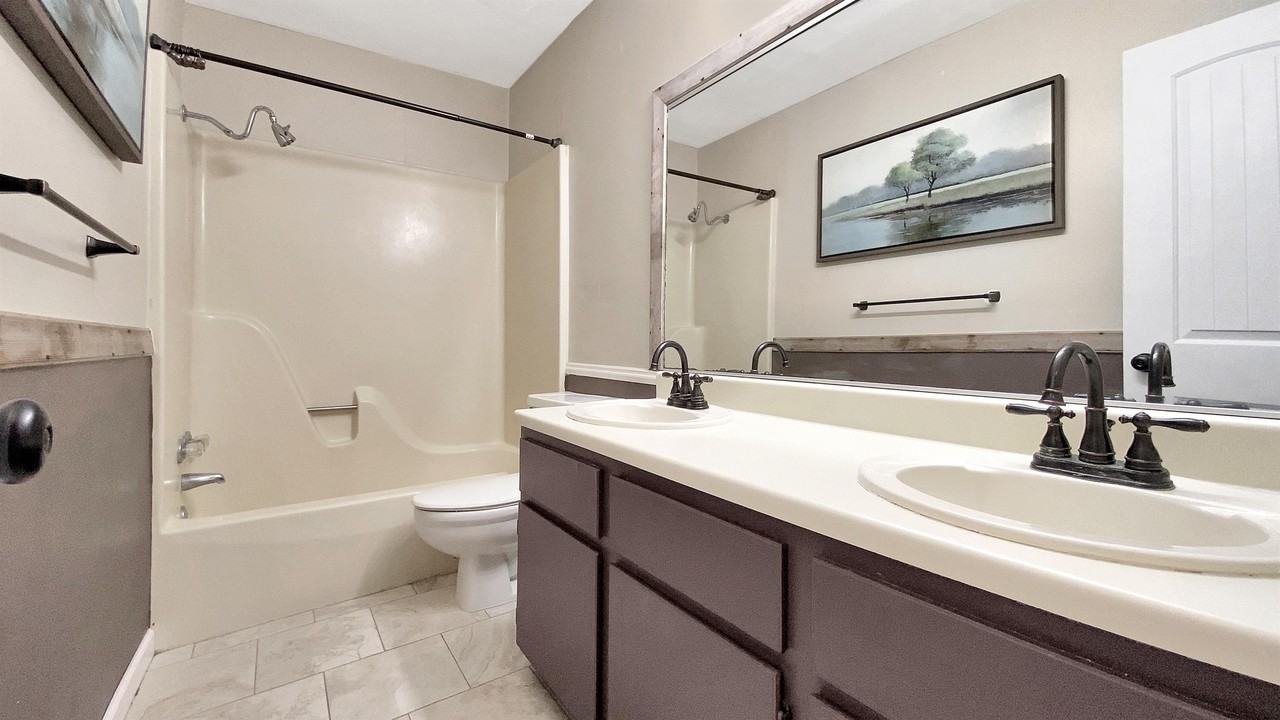 San Saba Court 605 - old - Photo 4 of 9