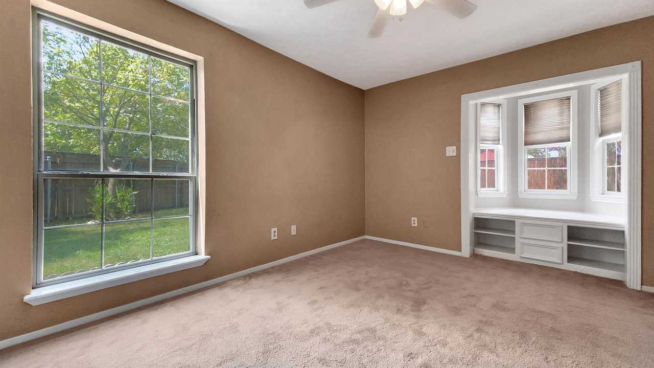 San Saba Court 605 - old - Photo 5 of 9
