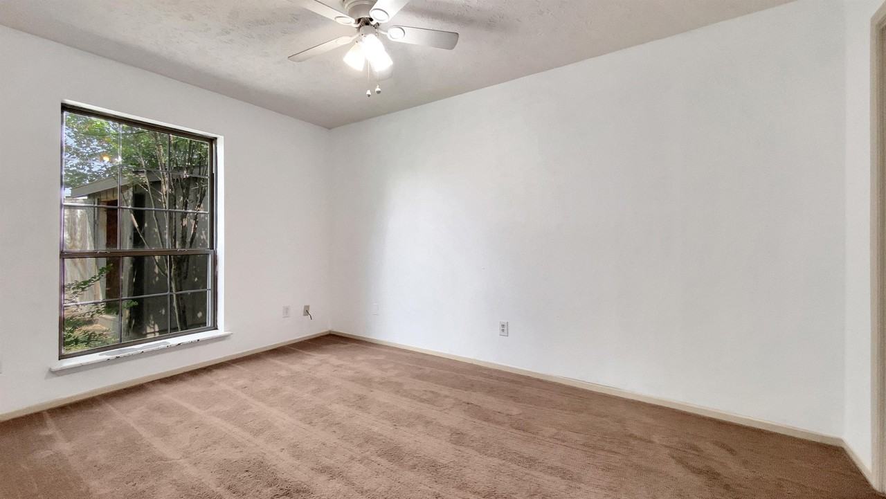 San Saba Court 605 - old - Photo 6 of 9