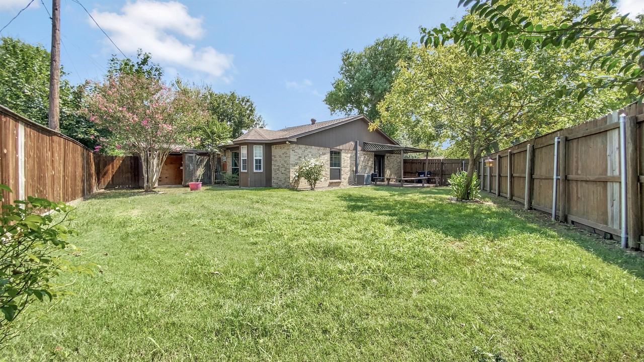 San Saba Court 605 - old - Photo 7 of 9