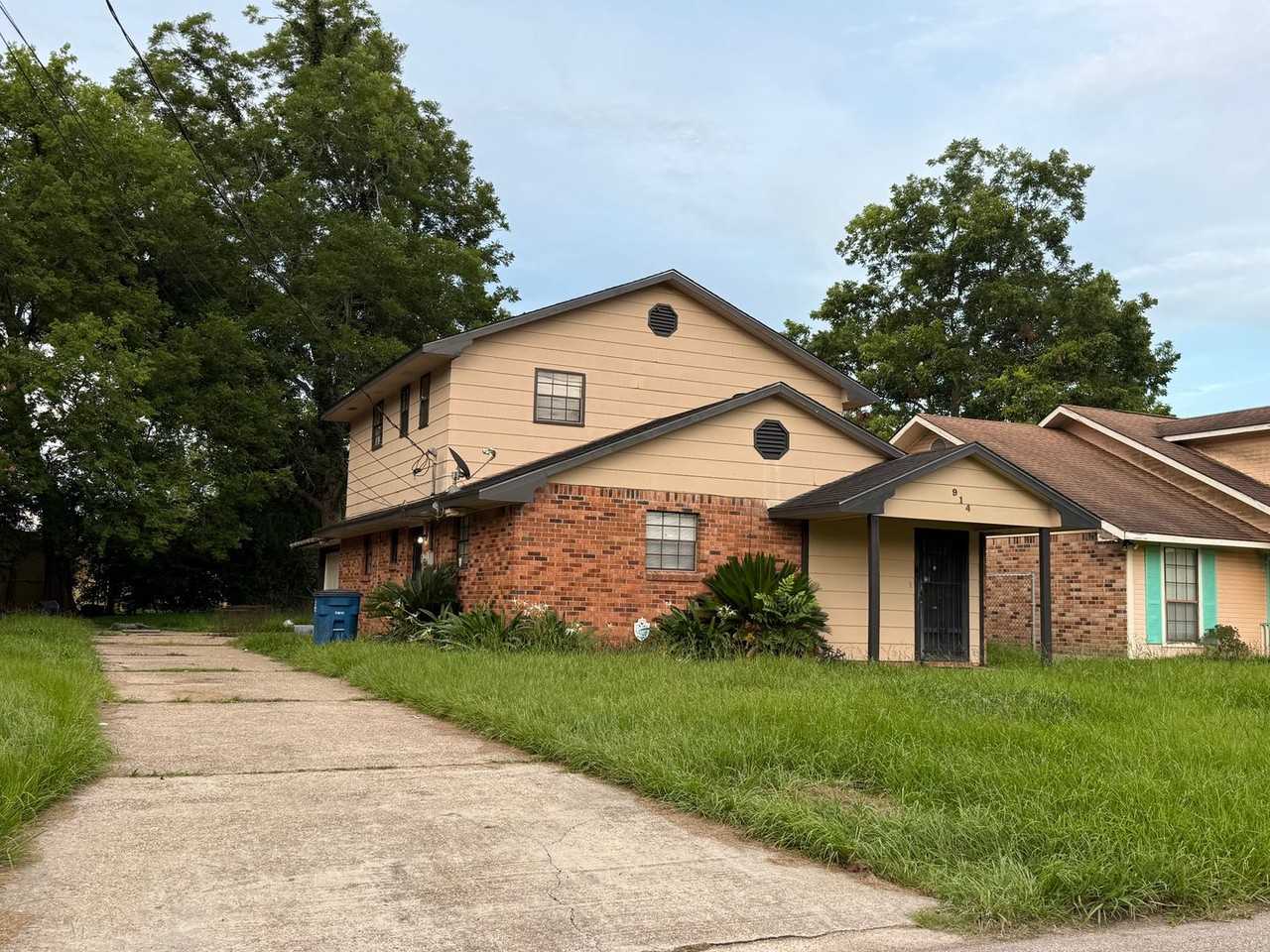 914 Johnson St - Photo 2 of 4