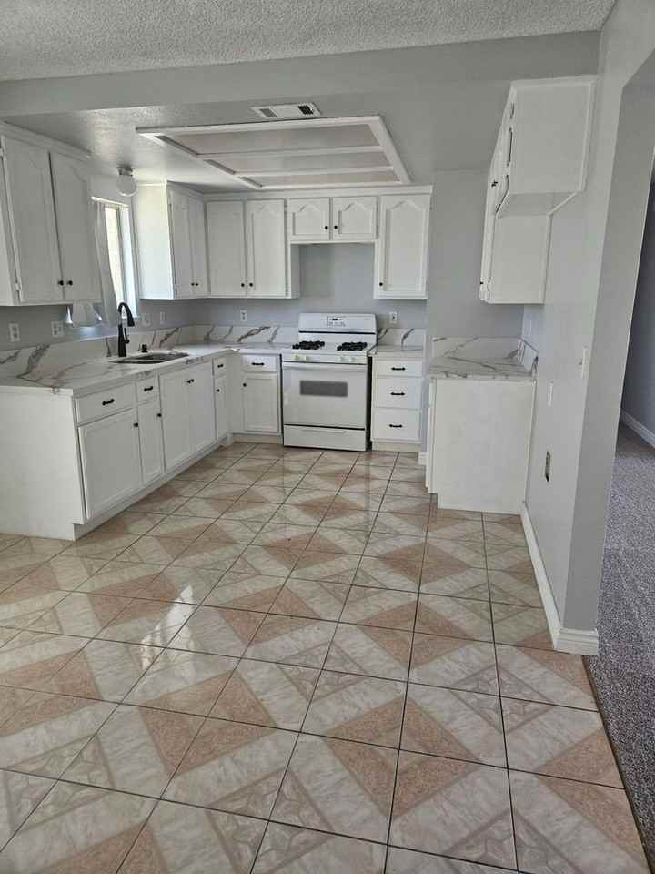 18615 Willow St - Photo 3 of 13