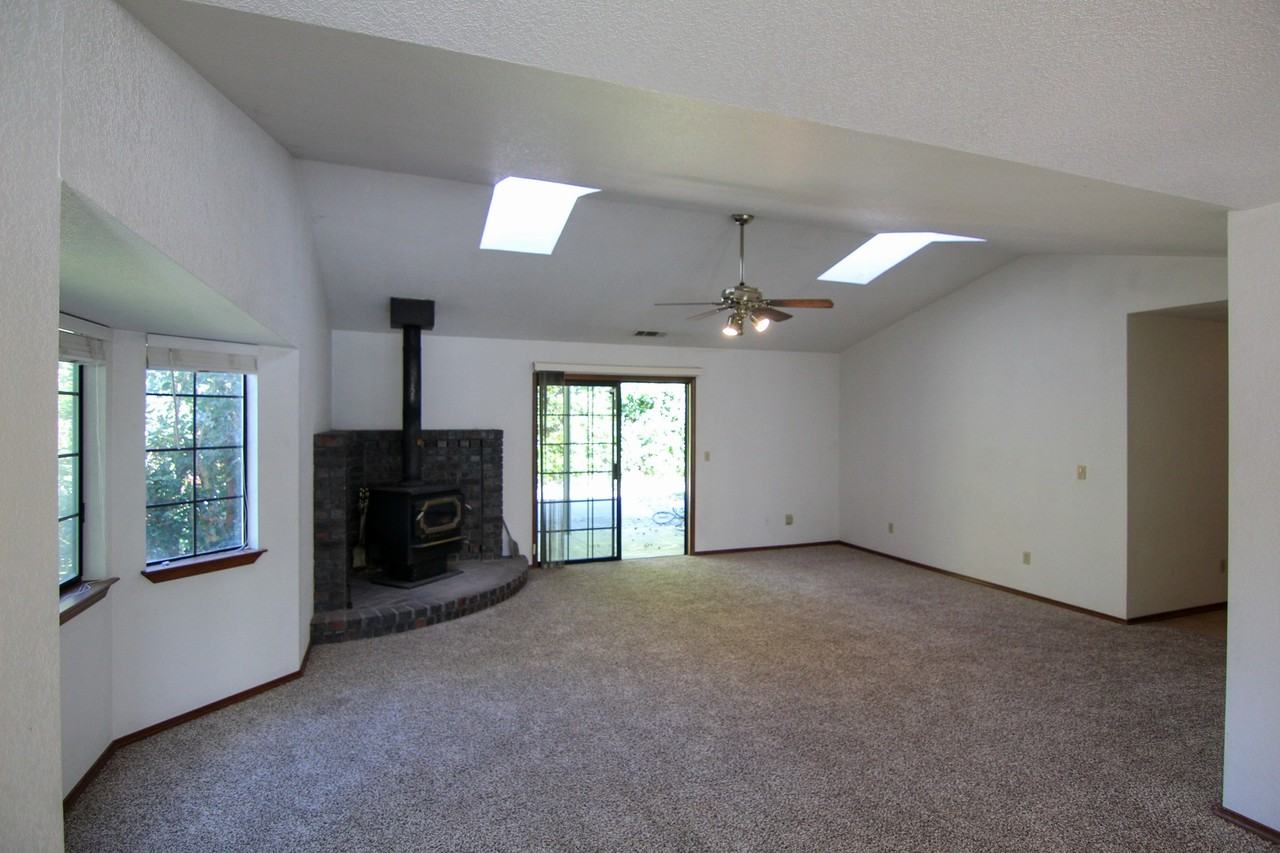 6827 Creekside St - Photo 2 of 21
