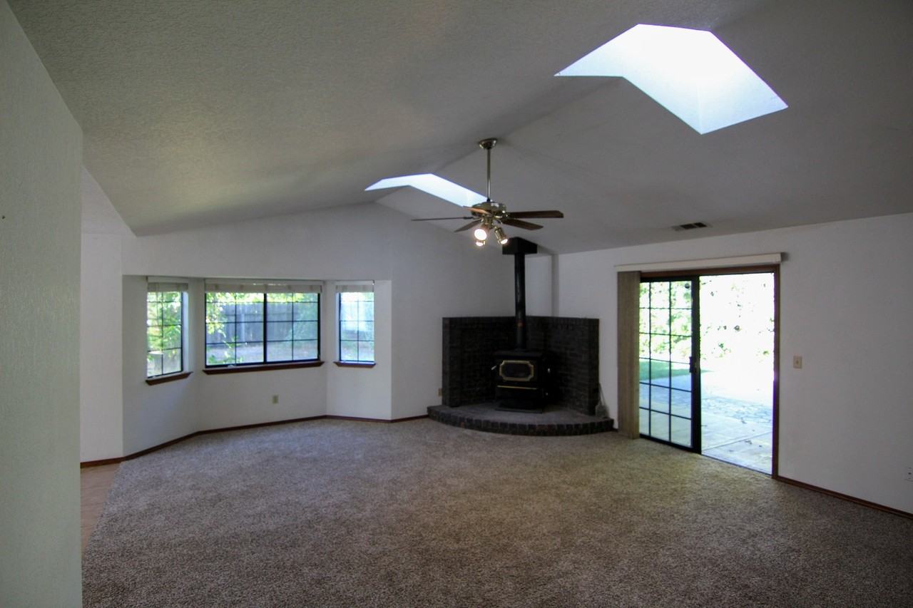 6827 Creekside St - Photo 3 of 21