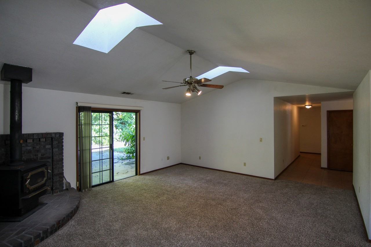 6827 Creekside St - Photo 4 of 21