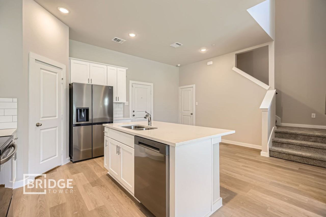 1000 Hudson Way - Photo 3 of 20