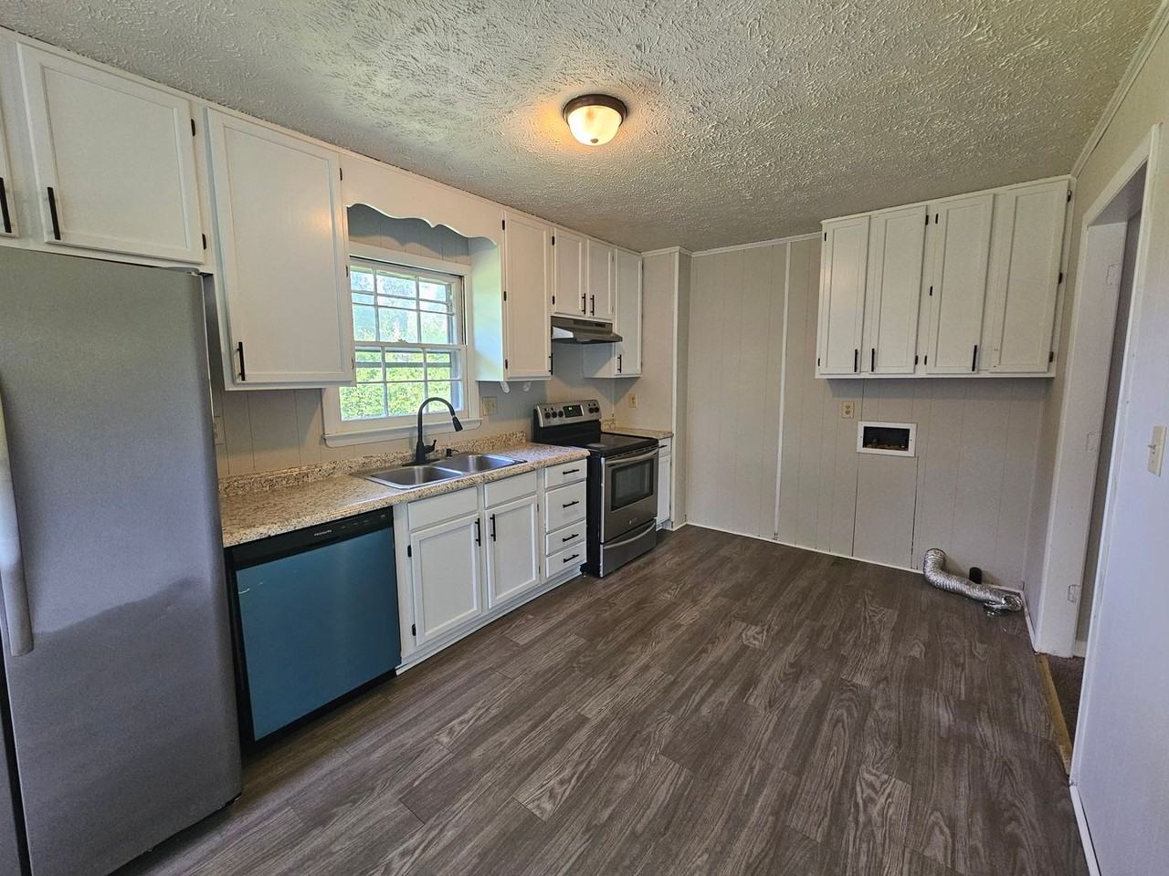 3318 Teakwood Dr - Photo 5 of 14