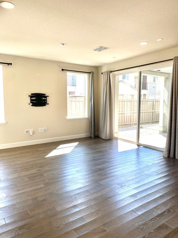 1910 Cannery Loop - Photo 3 of 28