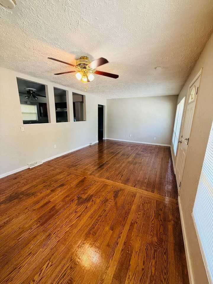 220 Saint Anthony Ln - Photo 3 of 22