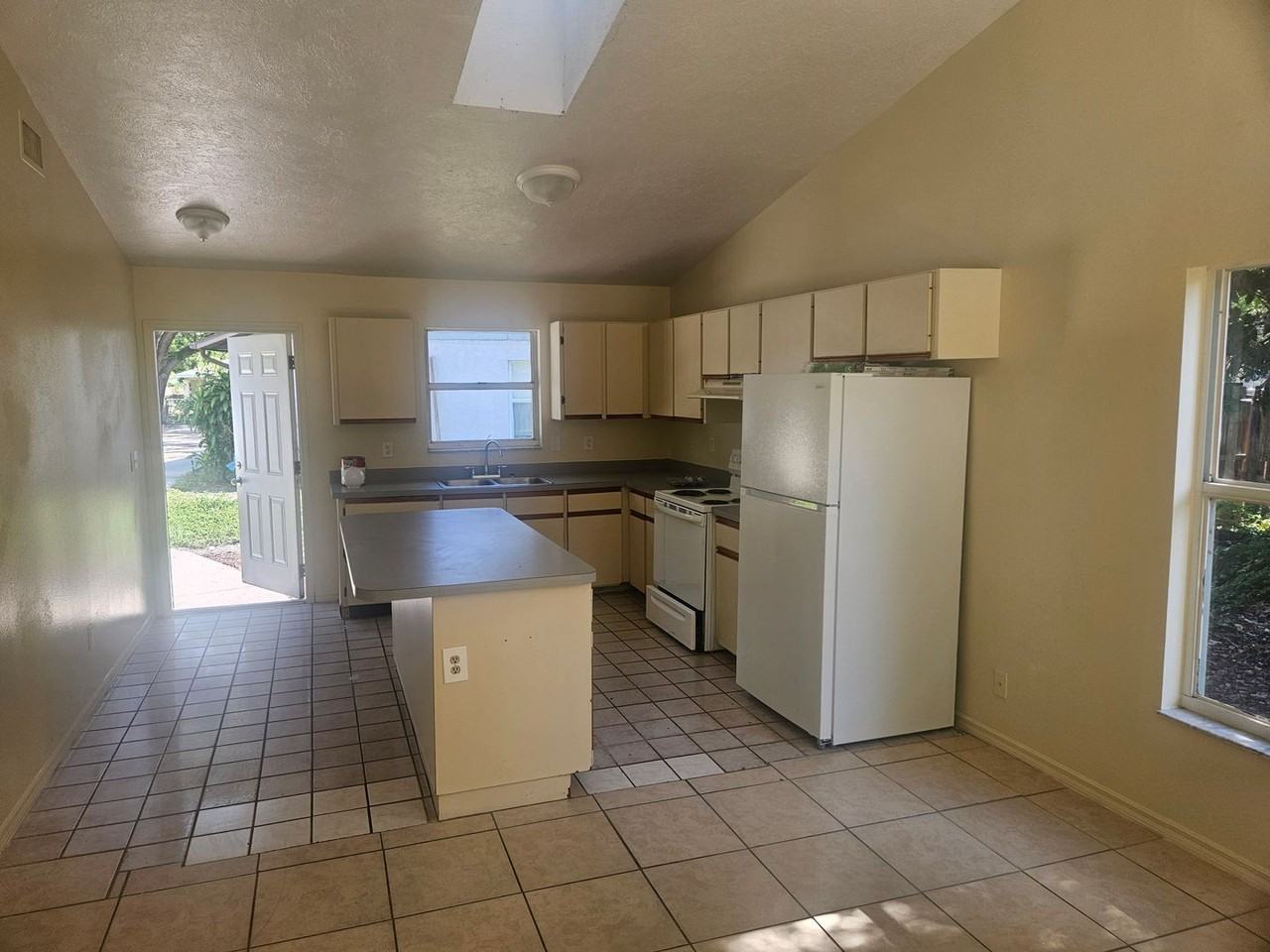 714 26th Ave E - Photo 3 of 8