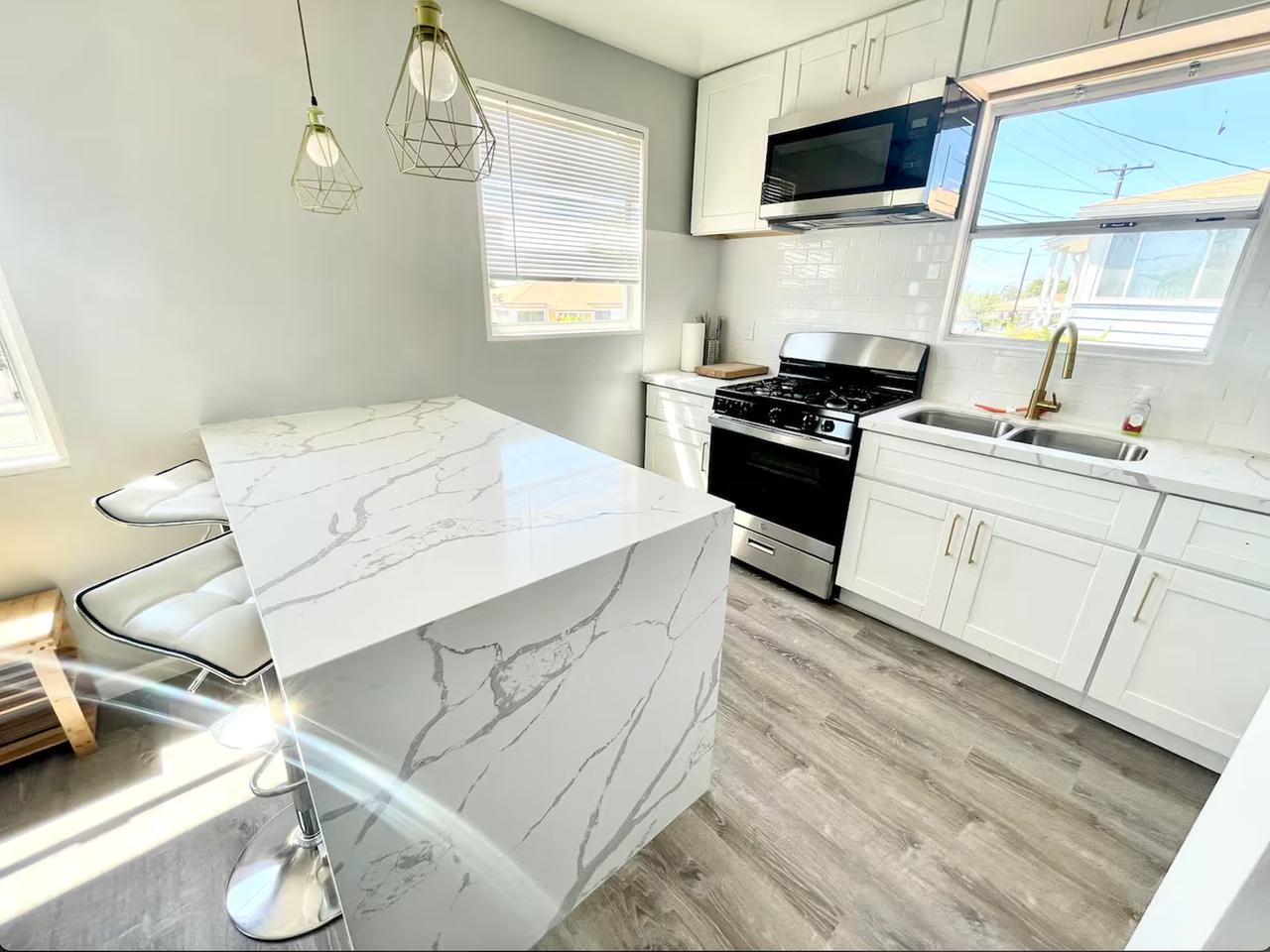 2325 Comstock St - Photo 3 of 13