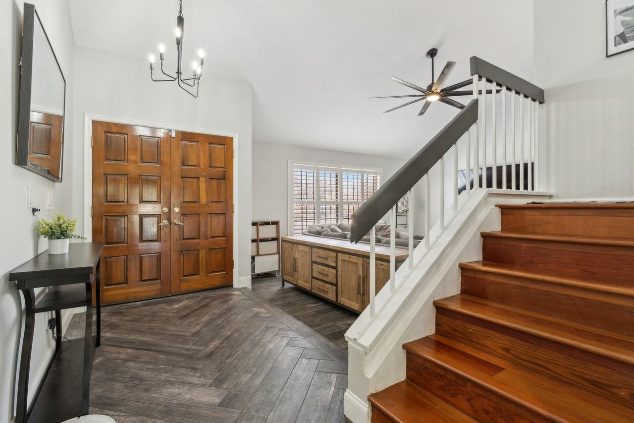 438 E Larkspur Ln #NA - Photo 2 of 26