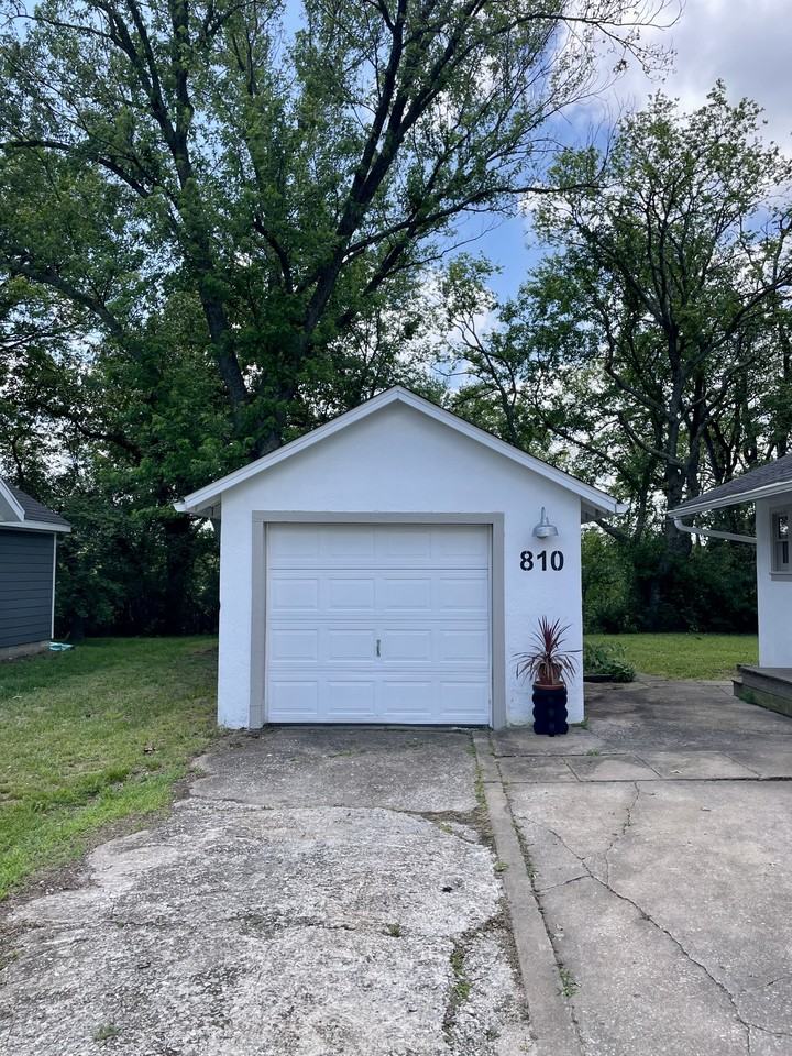 810 W Elgin St #NA - Photo 3 of 15