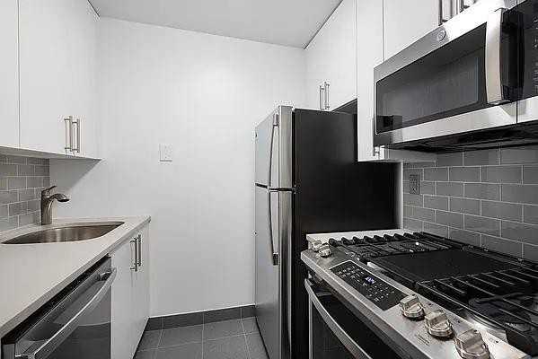 W 52nd St #09D - Photo 5 of 11