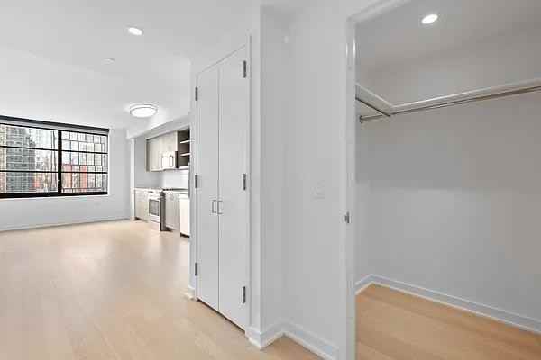 W 38th St #16G - Photo 4 of 20