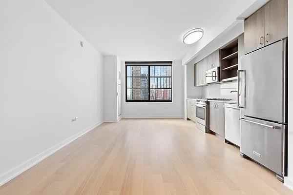 W 38th St #16G - Photo 5 of 20