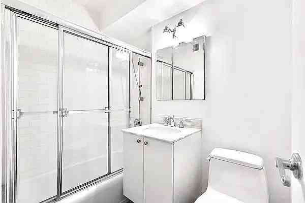 E 46th St #1F - Photo 4 of 20