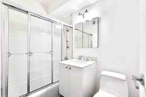 E 46th St #5T - Photo 4 of 10