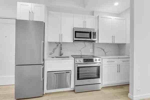 E 48th St #PHB - Photo 2 of 20