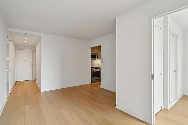 Columbus Pl #S33E - Photo 4 of 20