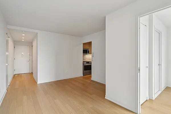 Columbus Pl #S14E - Photo 6 of 20