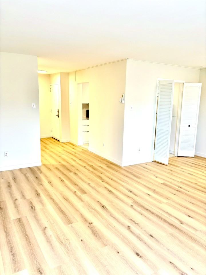 5775 Av Sir-Walter-Scott - Photo 2 of 11