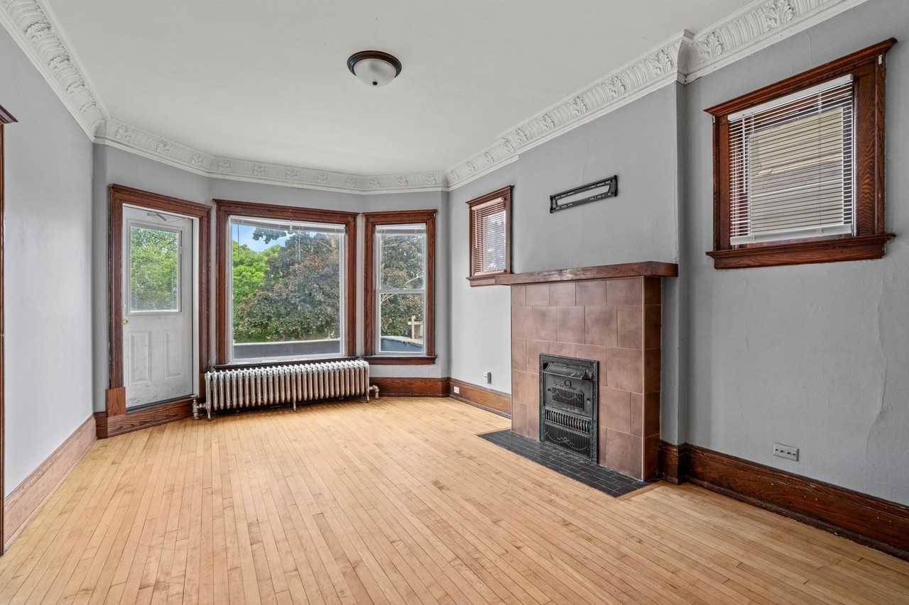 2939 N Maryland Ave - Photo 4 of 32