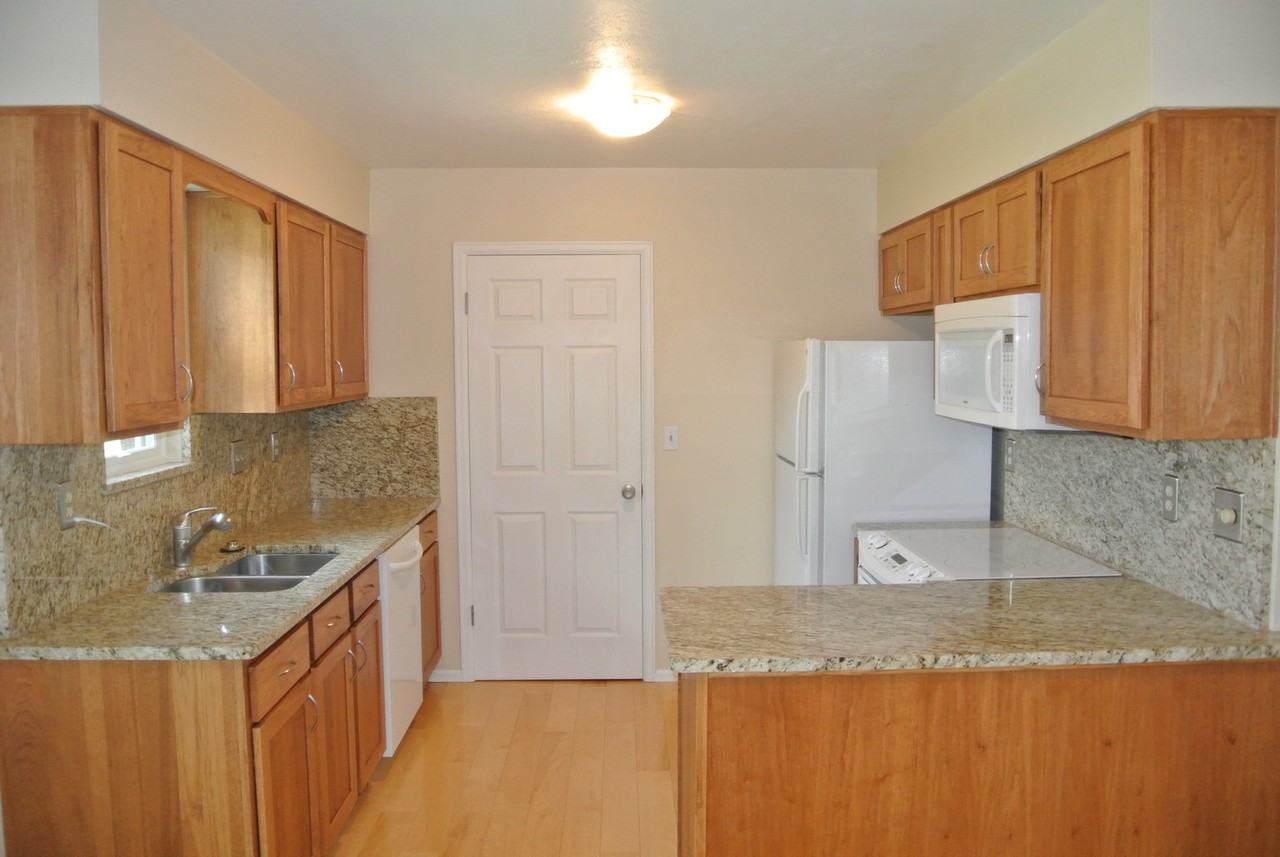 1080 Fairway Ct #3 - Photo 3 of 36