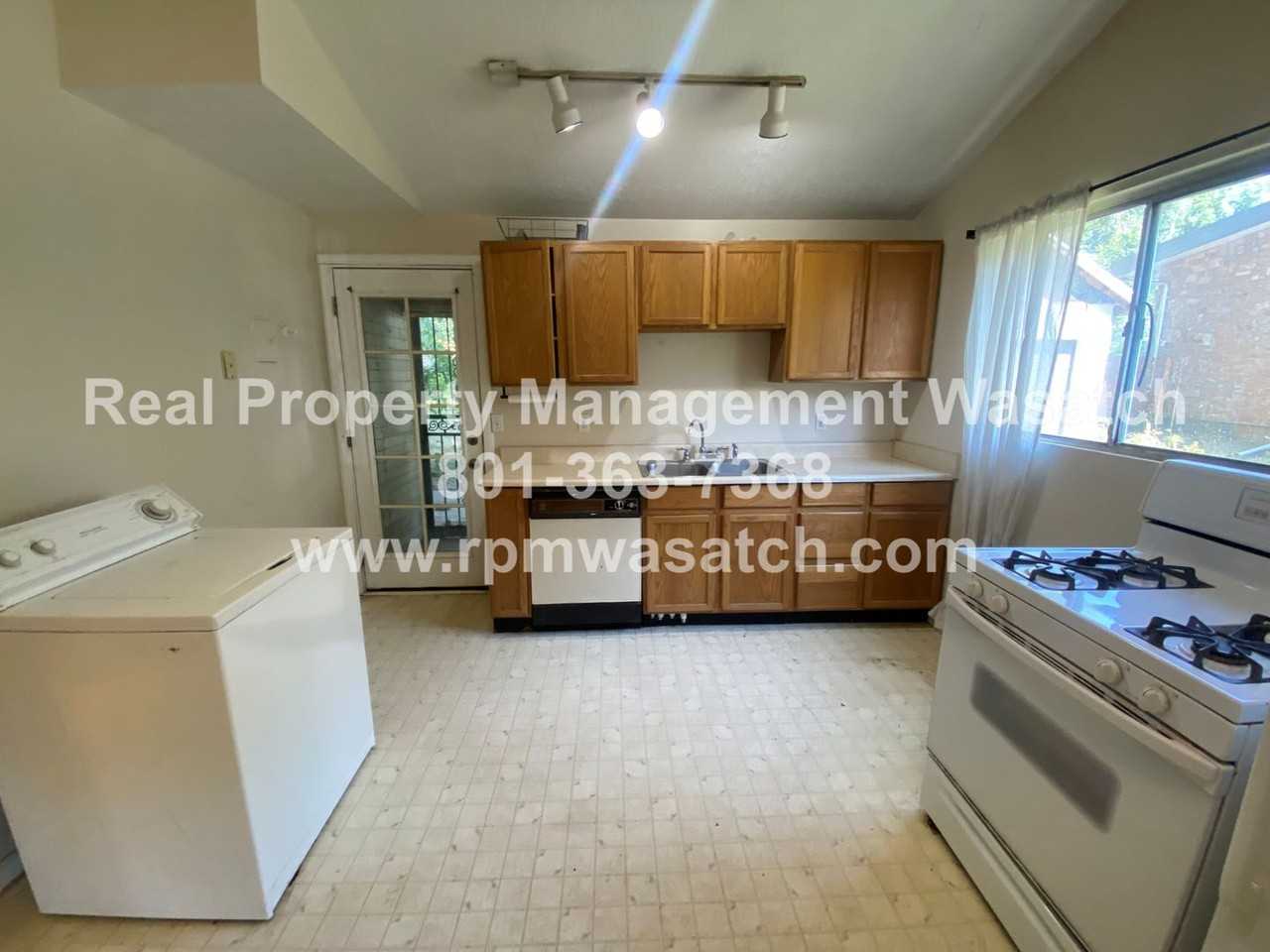 1011 S Windsor St - Photo 6 of 18