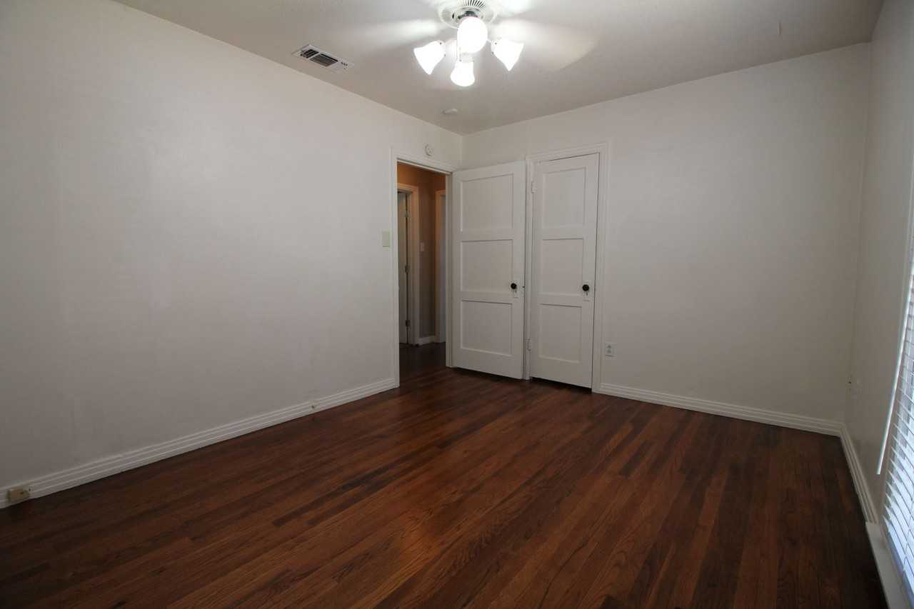 2317 32nd St - Photo 7 of 10