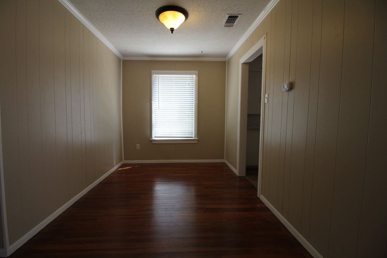 2317 32nd St - Photo 3 of 10
