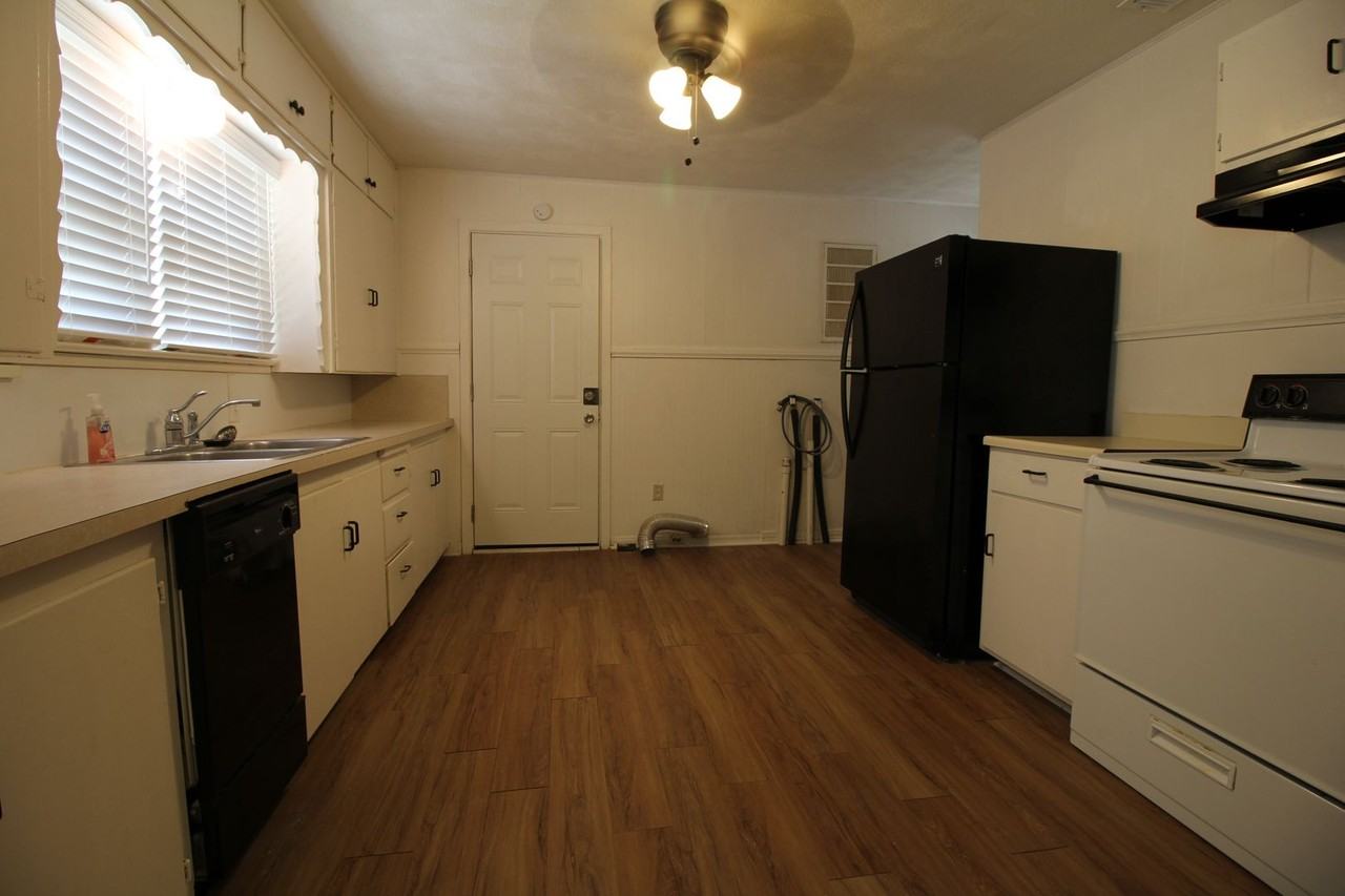 2317 32nd St - Photo 6 of 10