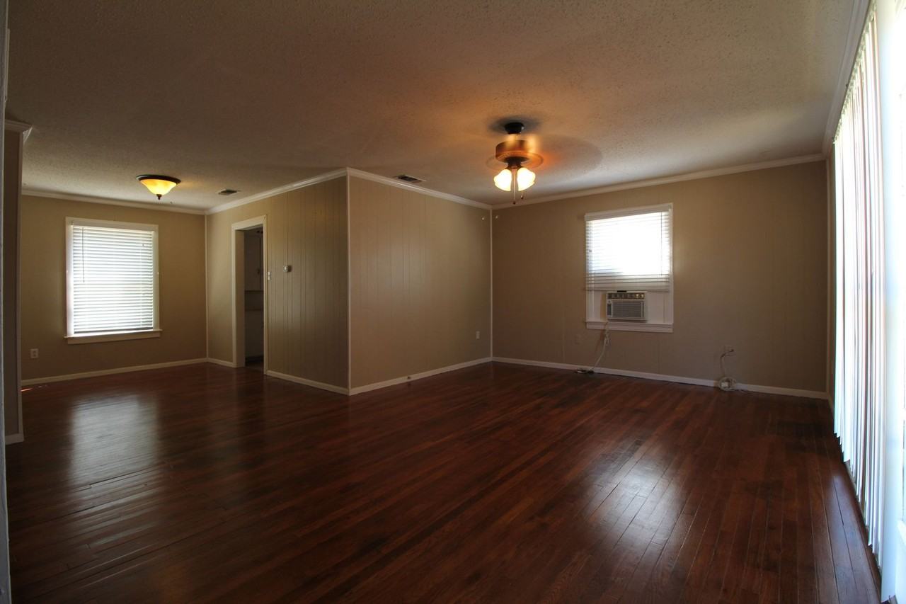 2317 32nd St - Photo 2 of 10