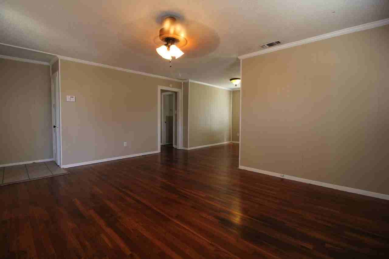 2317 32nd St - Photo 4 of 10