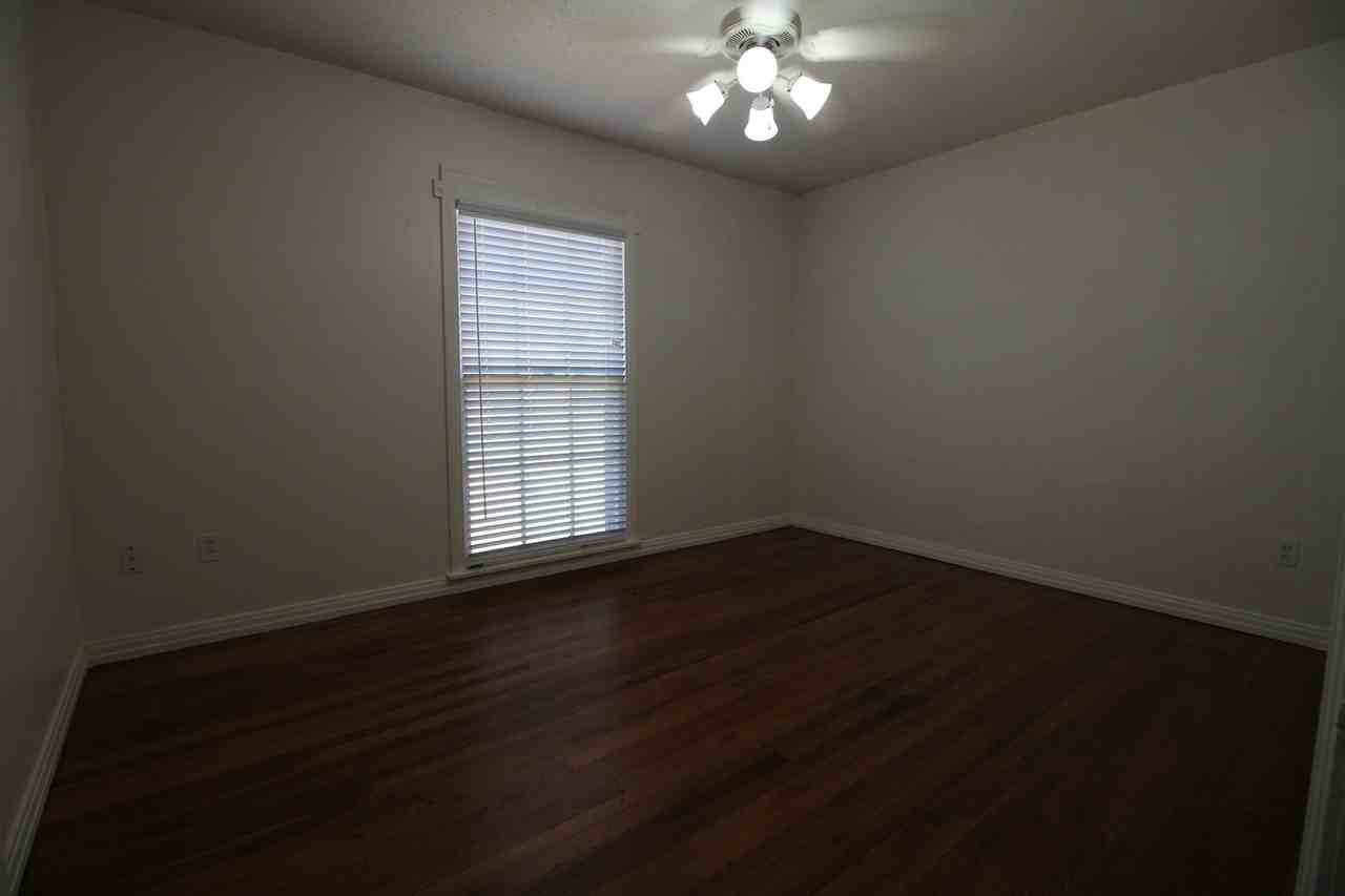 2317 32nd St - Photo 5 of 10