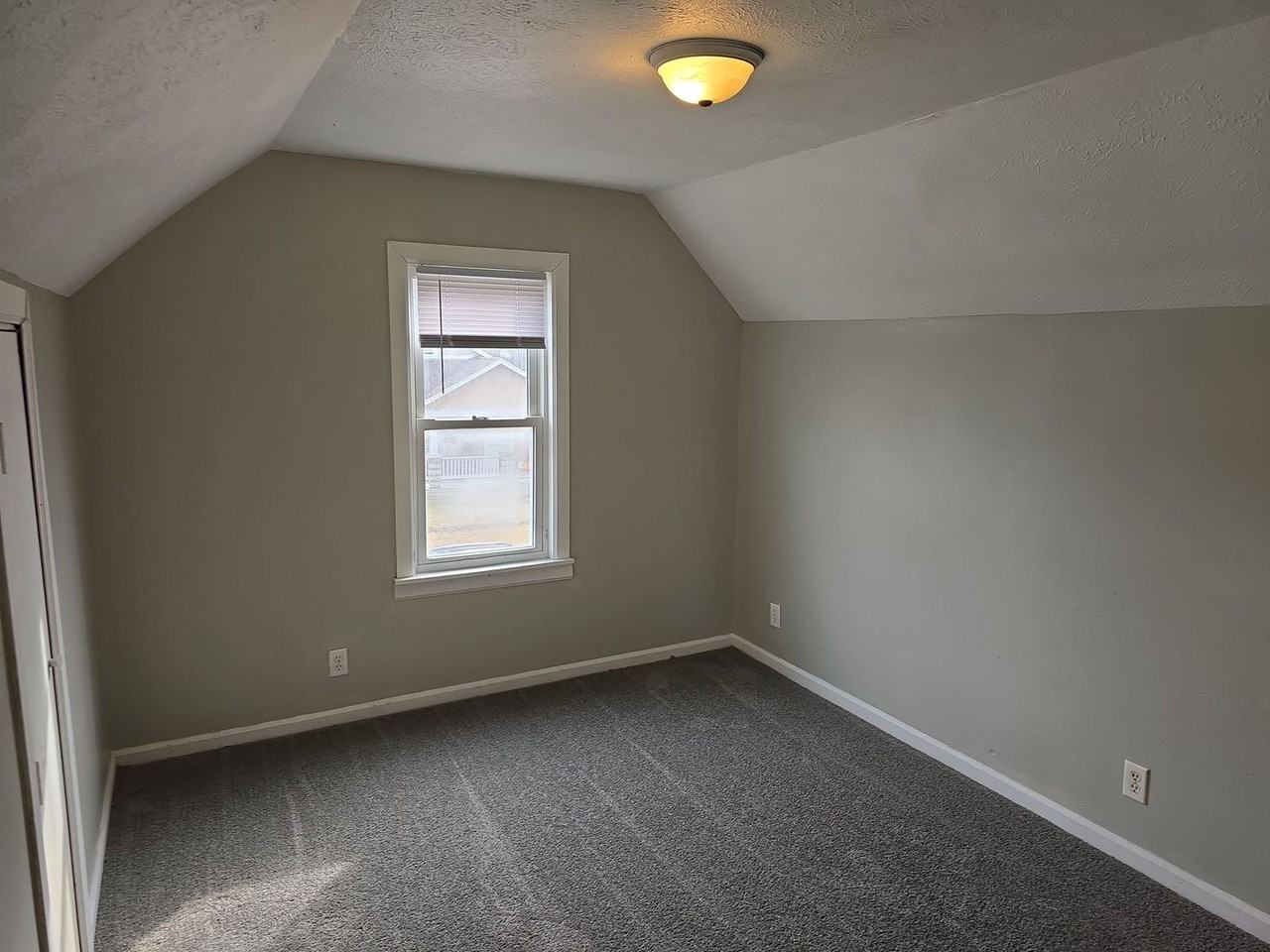 318 E 9th St - Photo 2 of 9