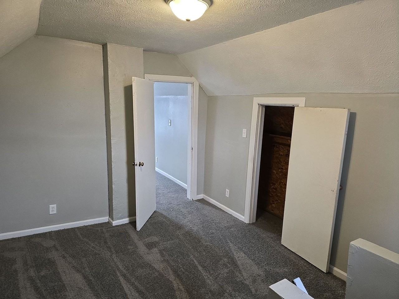 318 E 9th St - Photo 3 of 9