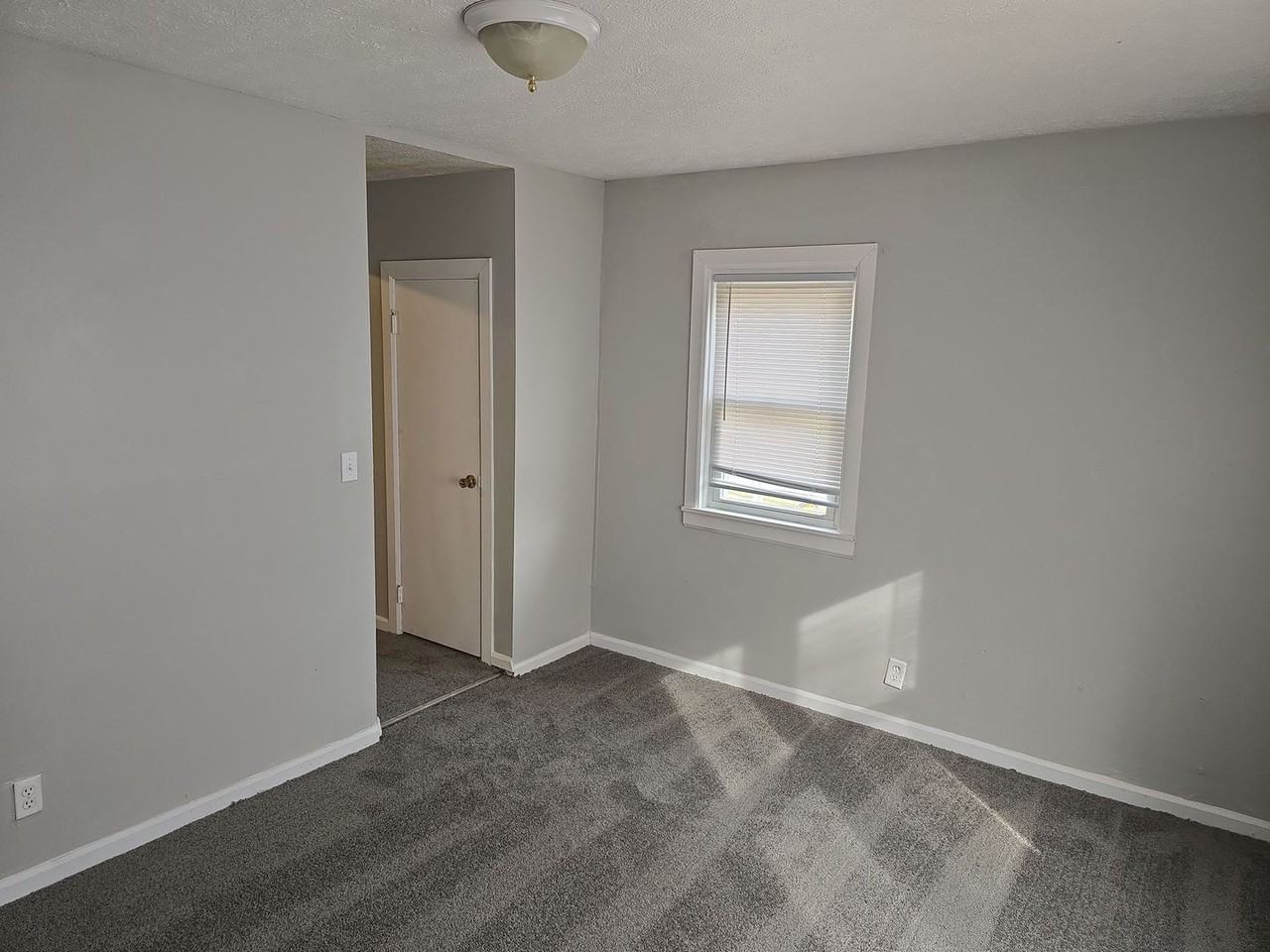 318 E 9th St - Photo 4 of 9