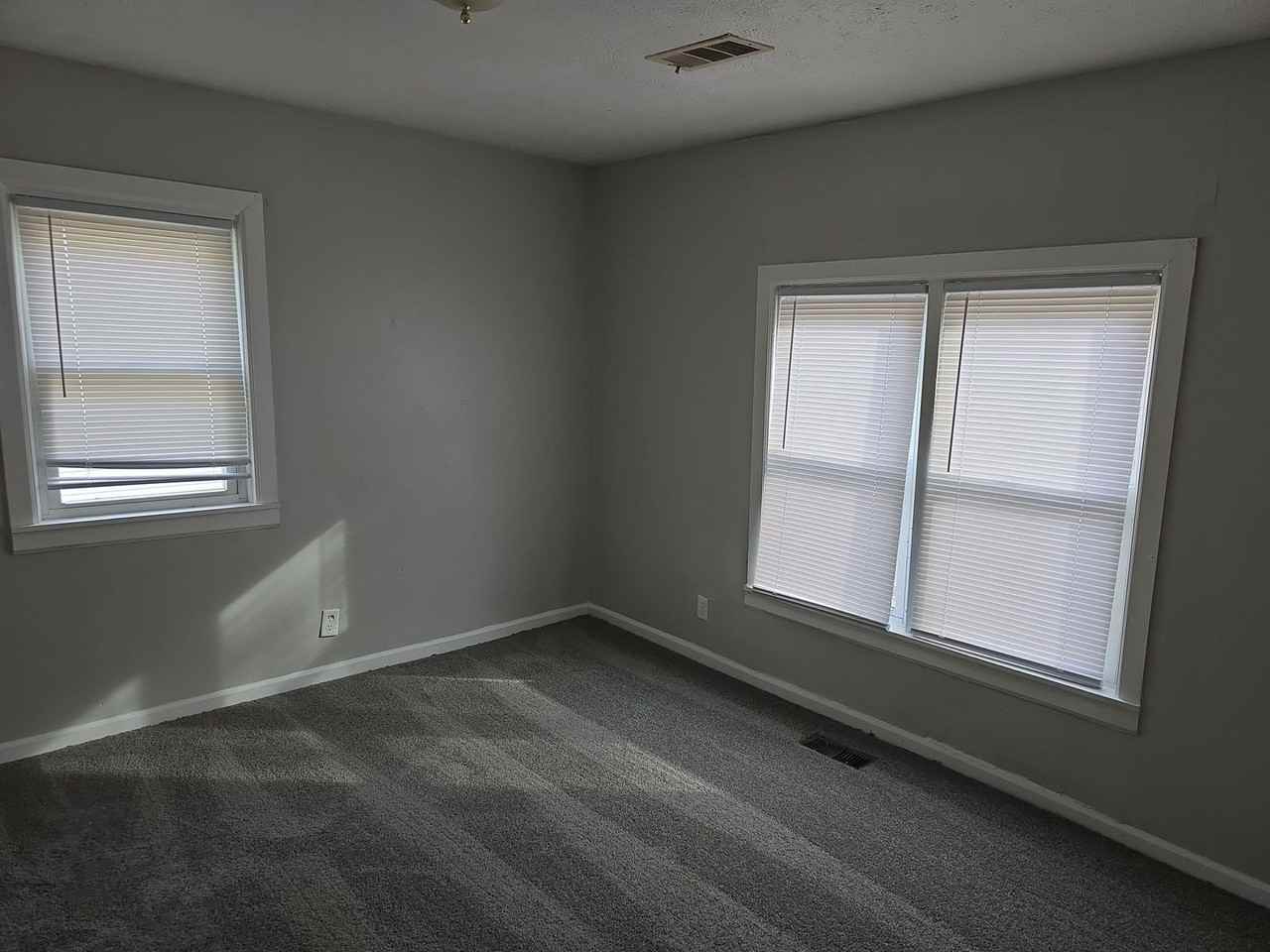 318 E 9th St - Photo 5 of 9