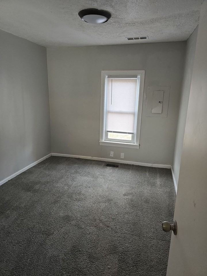 318 E 9th St - Photo 6 of 9